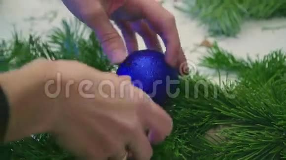 创造一个带有装饰的圣诞花环特写镜头视频的预览图