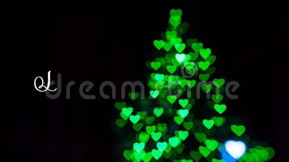 写白色新年快乐动画书法文字在黑暗与绿色背景圣诞3D视频的预览图