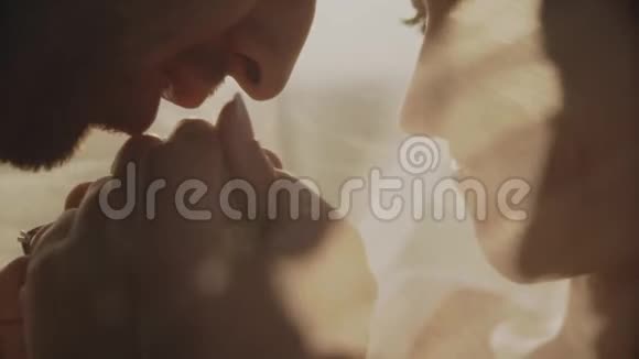 日落时在田野里的情人一对相爱的情侣闭上眼睛视频的预览图