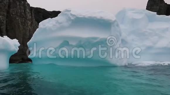 冰片漂浮在海洋中安德列夫视频的预览图