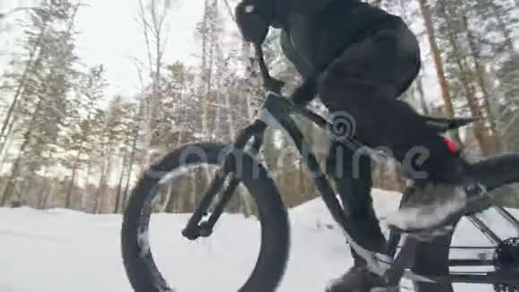 专业的极限运动员骑自行车在户外骑胖自行车后轮的近距离观察冬天骑自行车视频的预览图