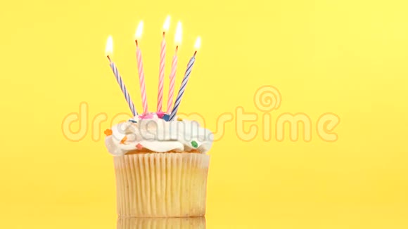 黄色的五支蜡烛烤生日蛋糕视频的预览图