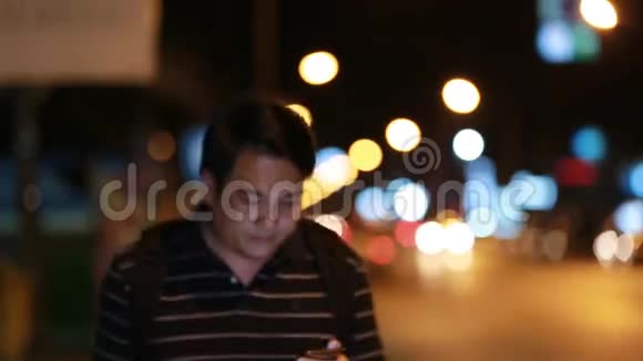 亚洲旅游男子在街头夜间用照相机拍照视频的预览图