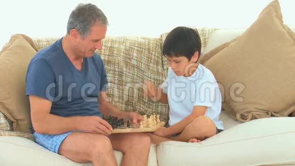 一个男孩和他祖父下棋视频的预览图