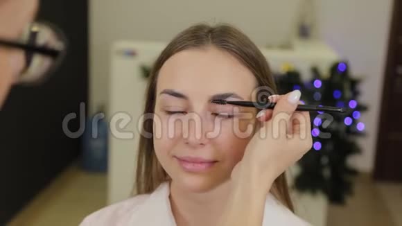 专业化妆师给美容院的客户画眉毛视频的预览图