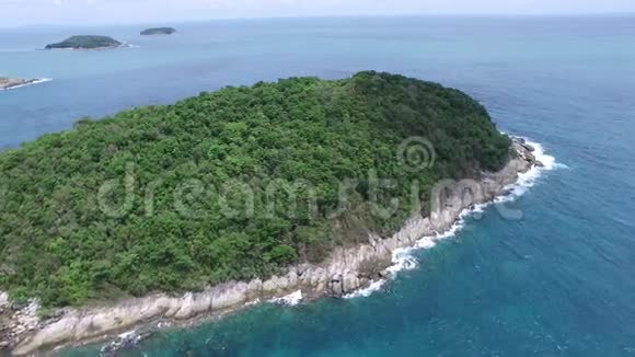 阳光景观和小岛从无线电控制的飞机视频的预览图