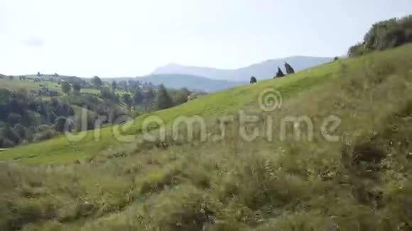 美丽的山景村庄道路和河流视频的预览图