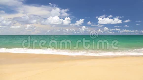 在安达曼海的热带绿松石滩上有白色的沙滩视频的预览图