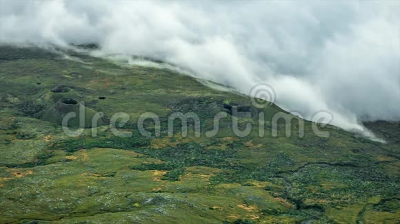 从皮科火山顶部可以看到多云的火山口视频的预览图