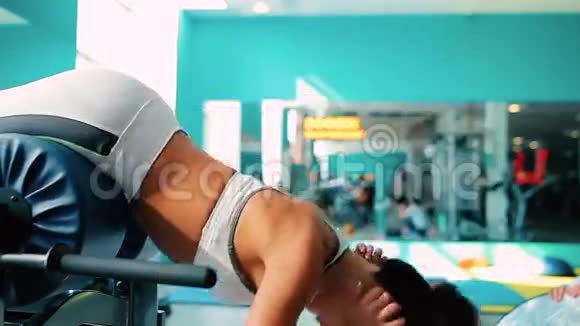 在健身房训练背部的女人视频的预览图