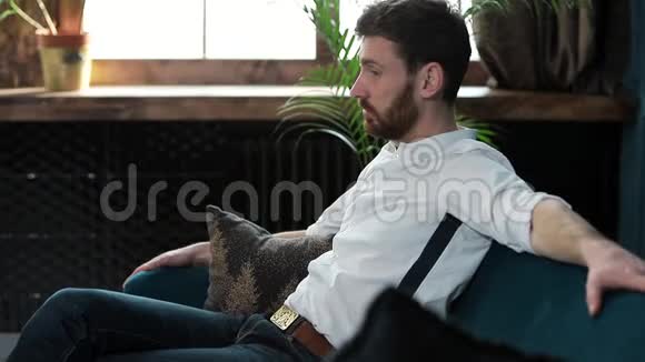 在蓝色办公室的心理治疗期间男性客户和女性心理学家坐在舒适的沙发上视频的预览图