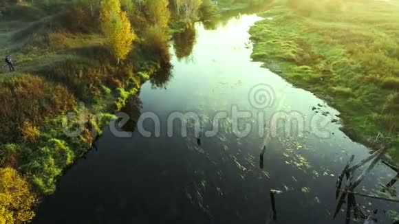河的航拍照片秋景视频的预览图
