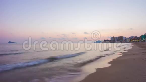 西班牙日落贝尼多摩海滩全景4k时间间隔视频的预览图