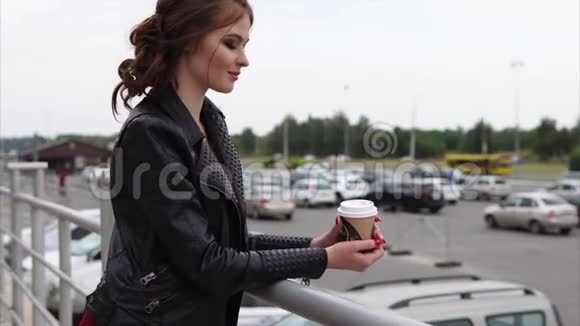 在咖啡休息时间看城市的女孩视频的预览图