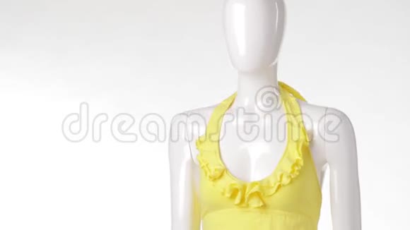 黄色顶部的女性人体模型视频的预览图