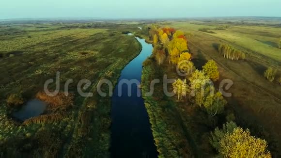 河的航拍照片秋景视频的预览图