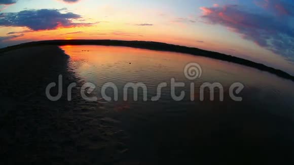 沙滩和背景中的江湖视频的预览图