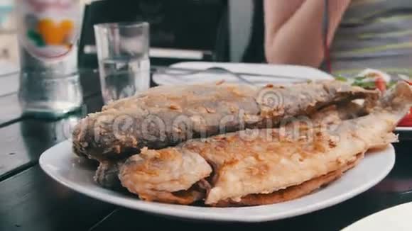 一家餐馆餐盘上的海鲜煎鱼视频的预览图