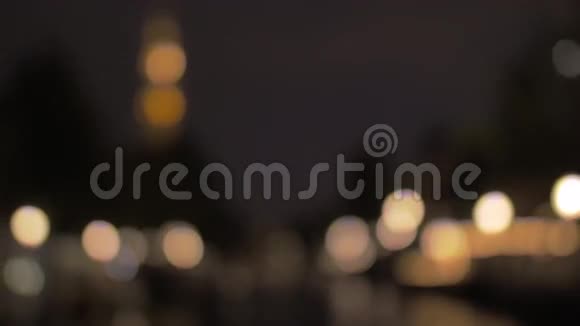分散了夜晚城市的灯光视频的预览图