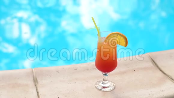 泳池背景上的橙色鸡尾酒视频的预览图