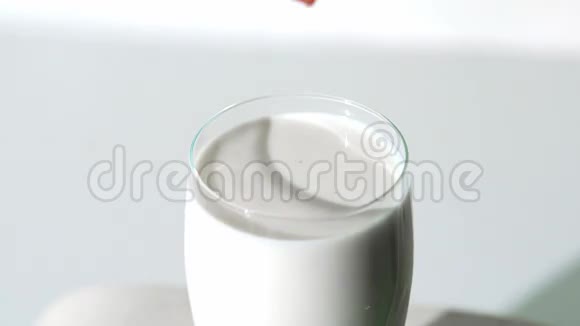 草莓掉进牛奶玻璃里视频的预览图