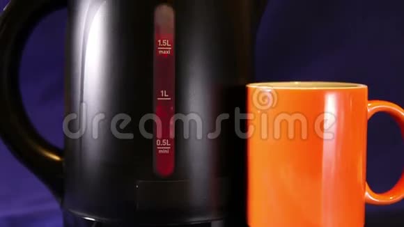 电热水壶和一个杯子测量出水位红色一个沸腾标志视频的预览图