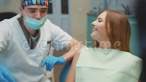 快乐的女孩在牙科室接受治疗和咨询视频的预览图