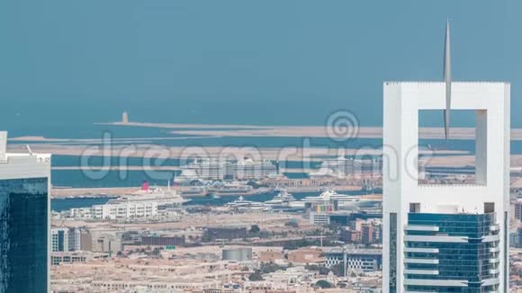从迪拜市中心到港口时间的空中景观视频的预览图