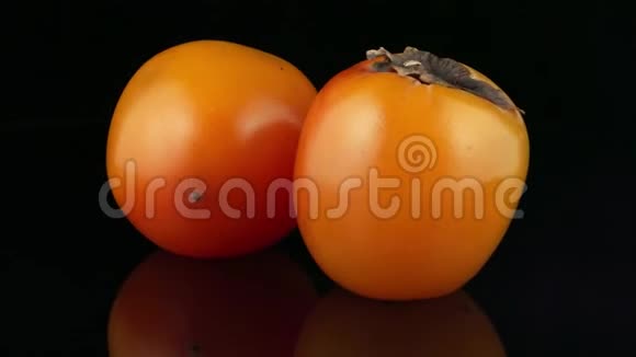 红色成熟的柿子视频的预览图