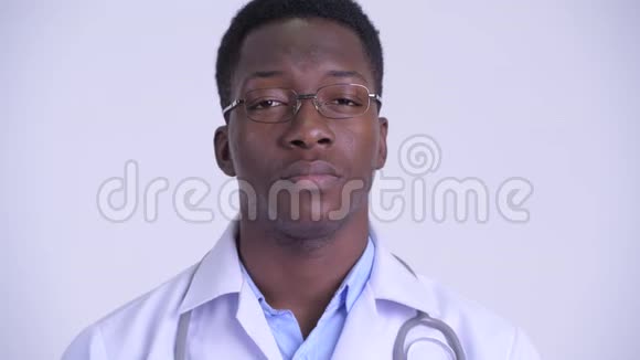 年轻英俊的带眼镜的非洲男医生的脸视频的预览图