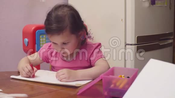 小女孩在桌子旁画画视频的预览图