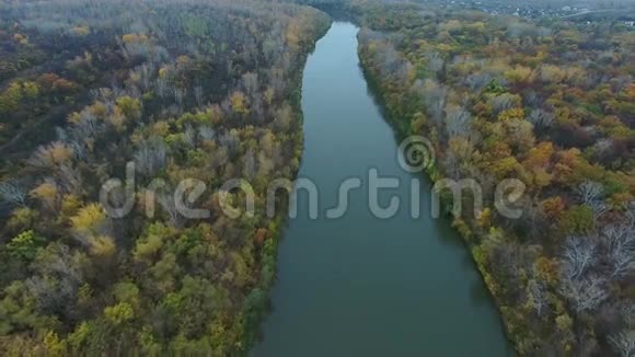 乡村一条小河的空中录像视频的预览图