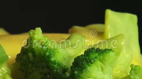 加奶酪酱的西兰花蔬菜视频的预览图