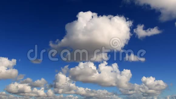 美丽的白云在蓝天上形成和移动视频的预览图