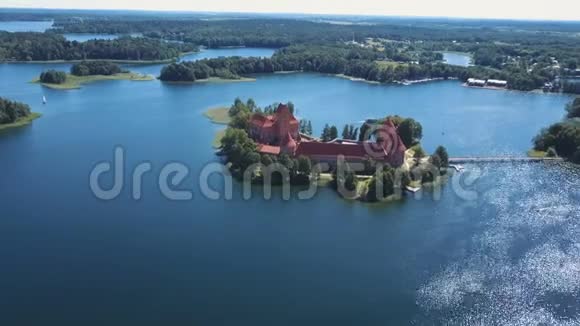 立陶宛特拉凯美丽的湖上城堡夏季特拉凯城堡的鸟瞰图视频的预览图
