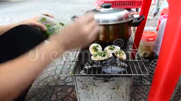 越南人烹饪贝类视频的预览图