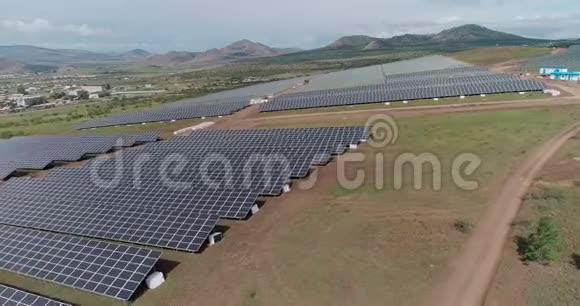 太阳能电池板能源电力建筑安装视频的预览图