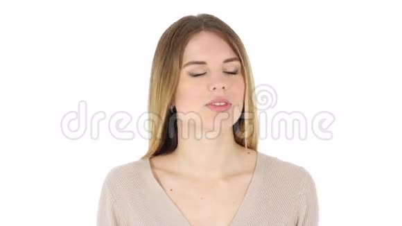 打哈欠的女人白色的背景视频的预览图