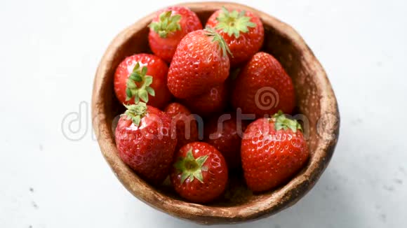 碗里有新鲜草莓视频的预览图