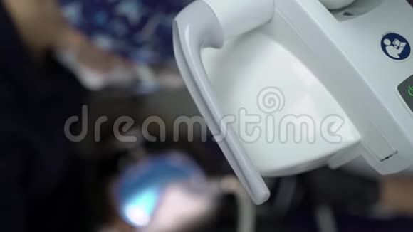牙科医生在临床上为女性患者治疗牙齿女性专业医生口腔医生工作牙科检查视频的预览图
