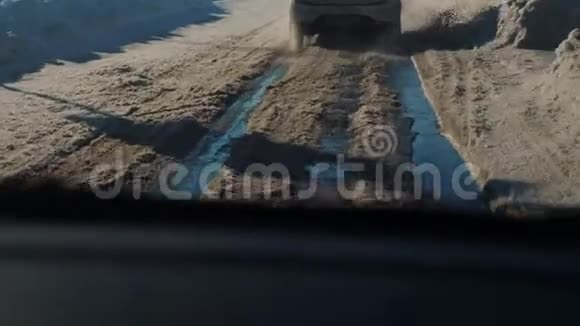 汽车在冬天的路上下雪恶劣生活方式天气下危险的汽车交通恶劣天气下的道路视频的预览图