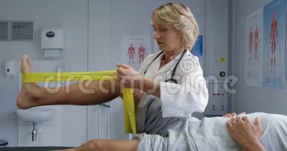 在医院工作的理疗师视频的预览图