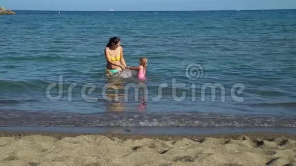 女儿在水中嬉戏的年轻女子视频的预览图