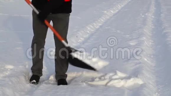 冬天用雪铲的人视频的预览图