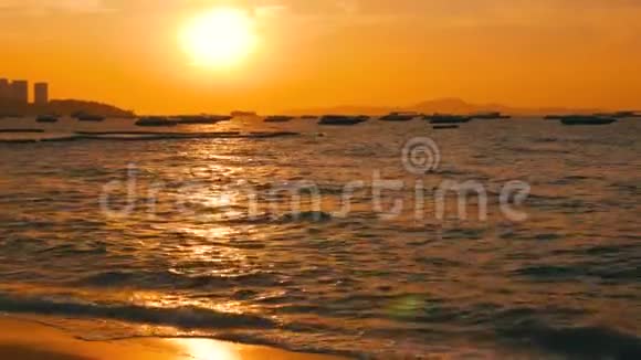 泰国帕塔亚2017年12月25日在群山的背景下海岸上美丽的红色日落视频的预览图