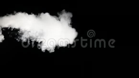 白烟飘过黑色背景视频的预览图