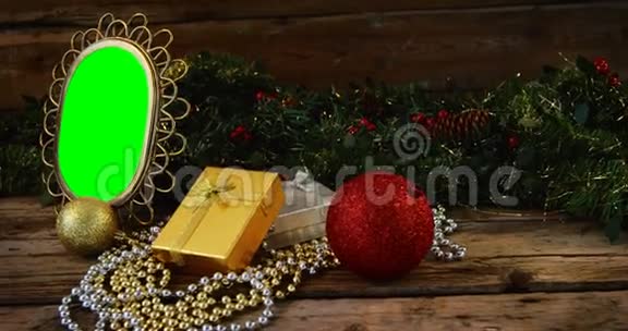 木制木板上的圣诞装饰和装饰视频的预览图
