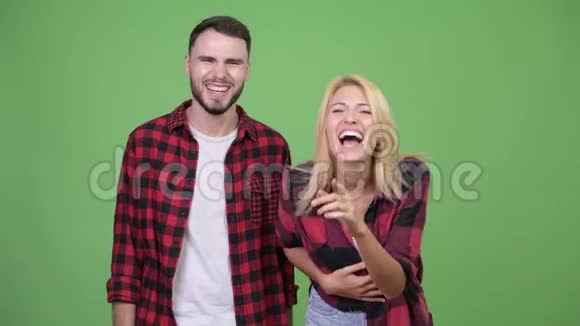 年轻的幸福夫妇笑着笑在一起视频的预览图