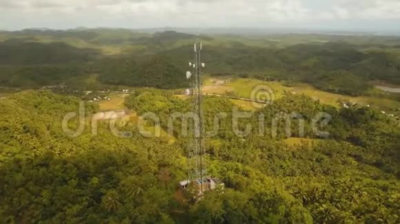电话信号塔在山上视频的预览图