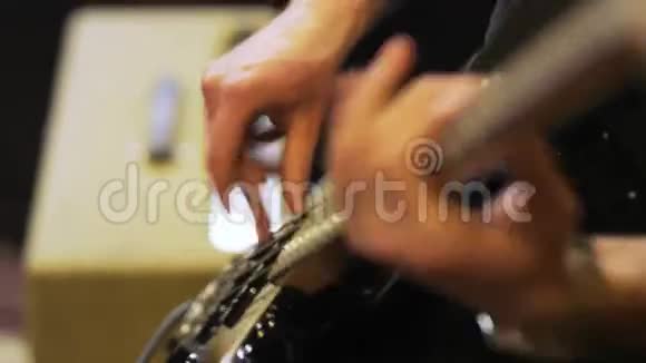 玩电动吉他的人的手视频的预览图